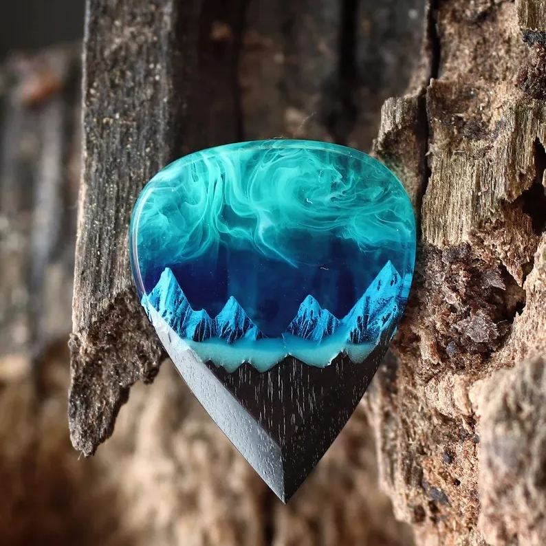 🎸Northern Lights Guitar Pick Necklace