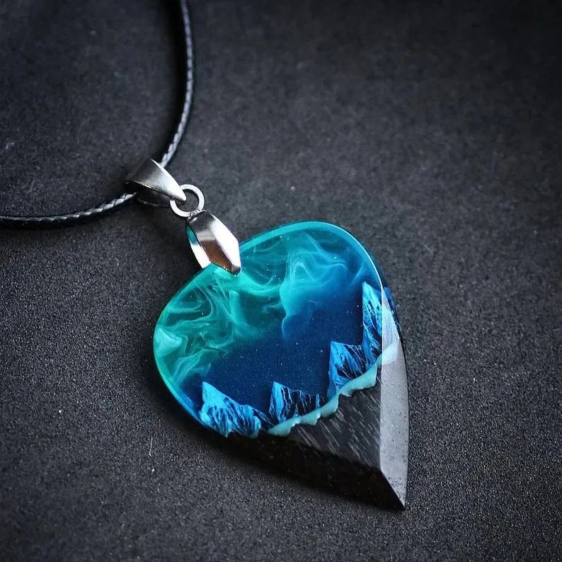 🎸Northern Lights Guitar Pick Necklace
