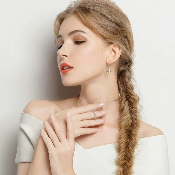 "Dancing Bee" Earrings🐝