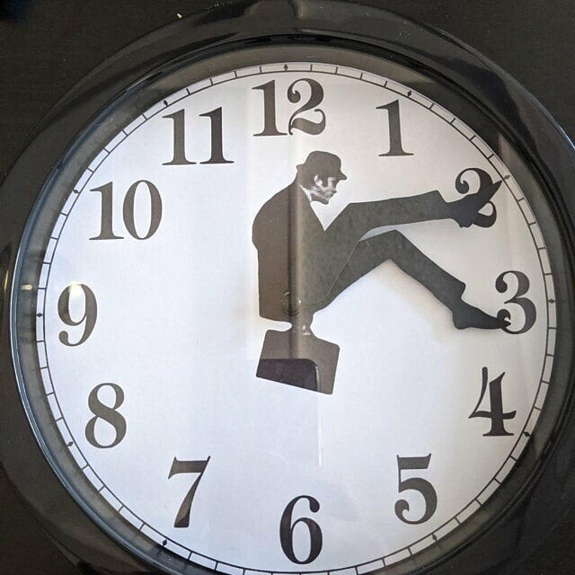 😂Silly Walk Wall Clock