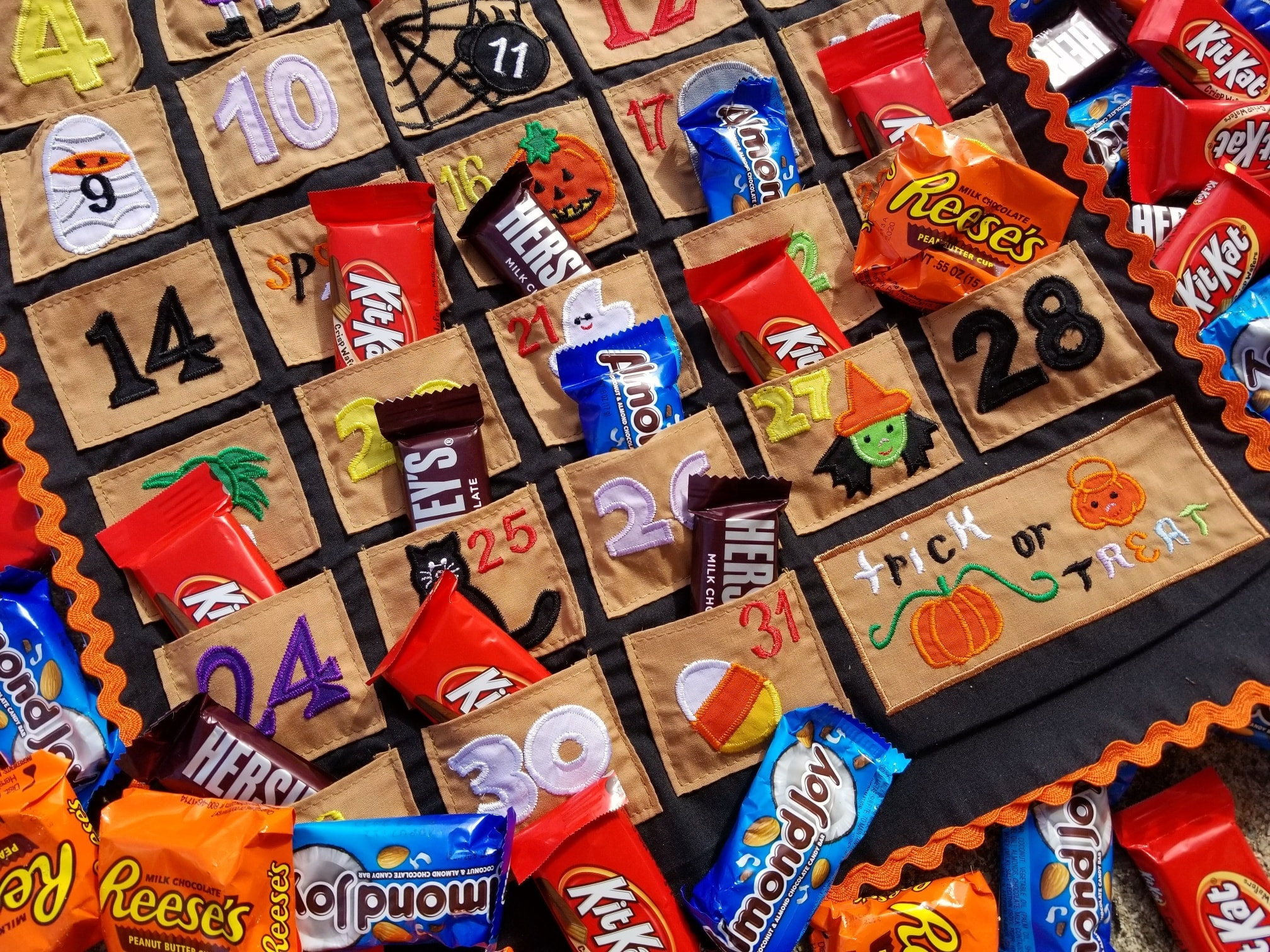 万圣节倒计时降临日历壁挂布艺装饰，由 My Growing Season 设计，适合儿童和家庭活动