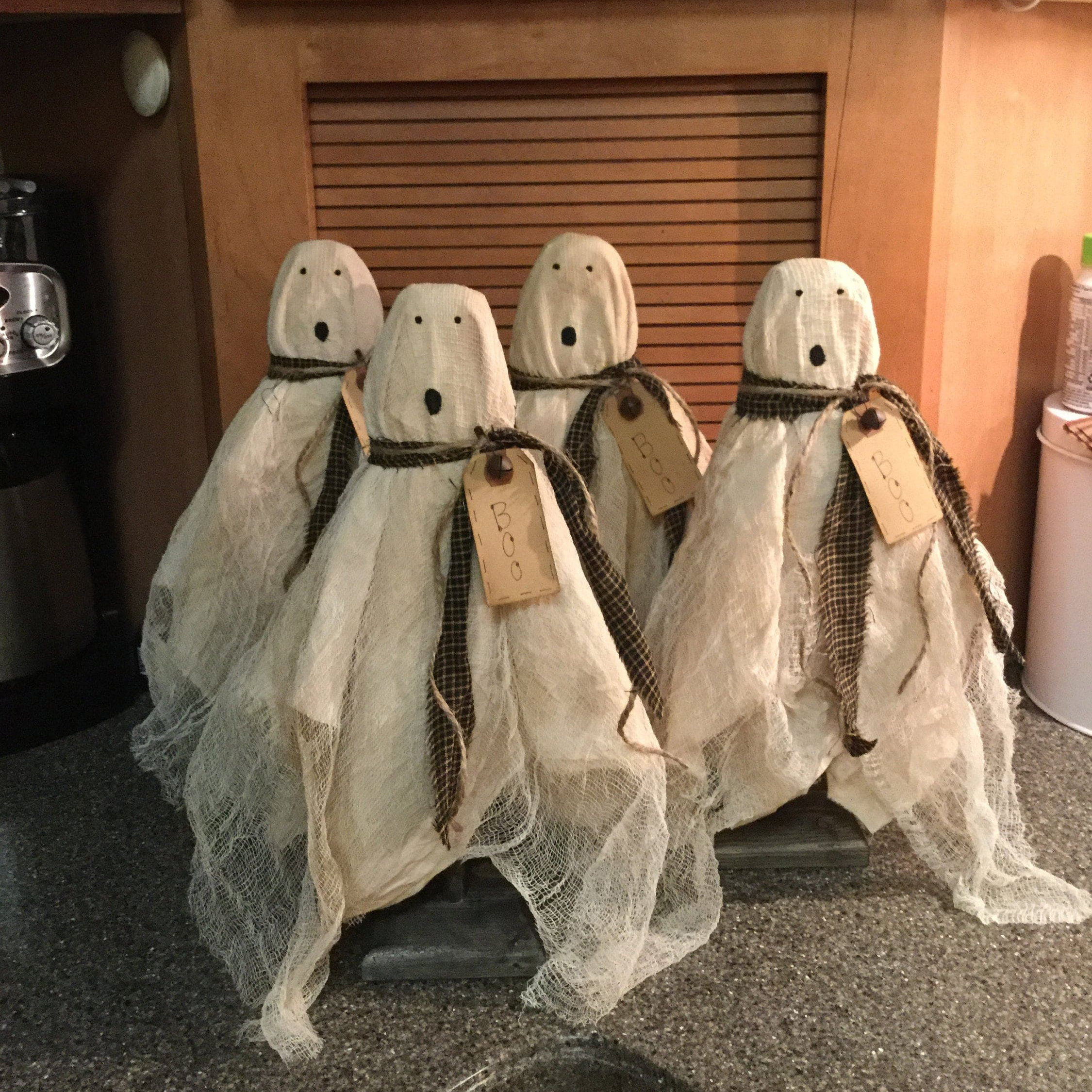 👻PRIMITIVE GHOST ON WOODEN STAND