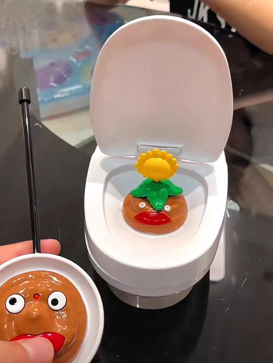 🚽💦Mini Funny Remote Control Water Spray Toilet Closestool Car