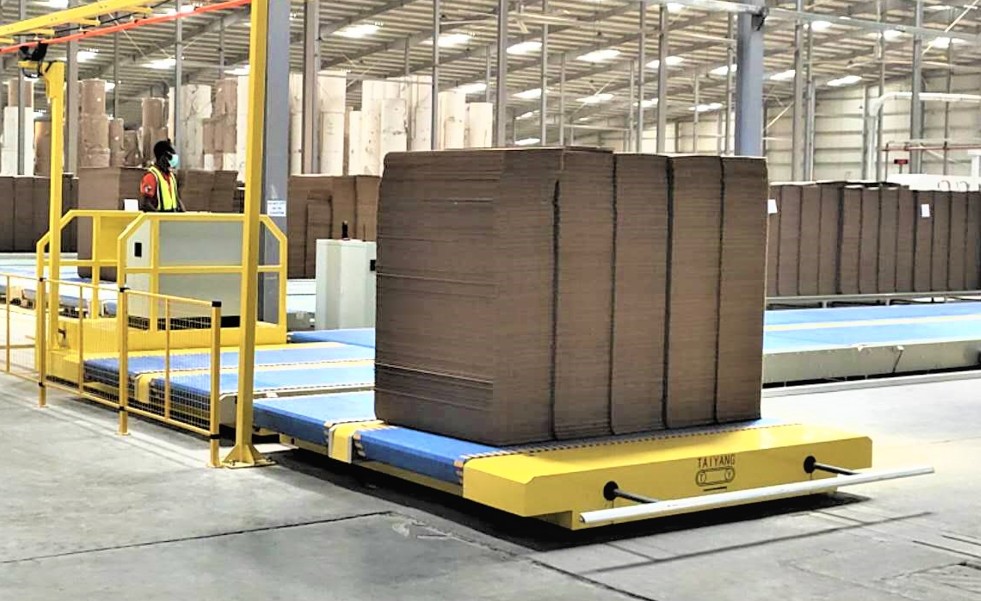 Transfer car for corrugated industry