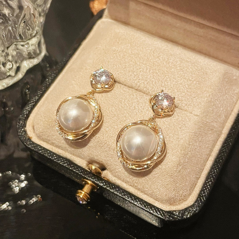 Fashion diamond pearl earrings