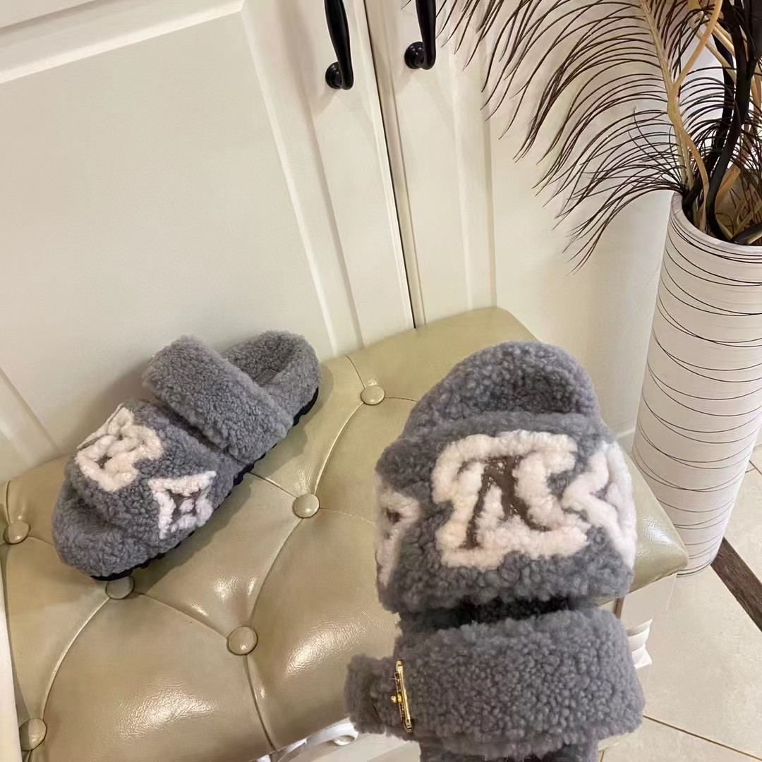 LV Louis Vuitton fleece plush slippers 