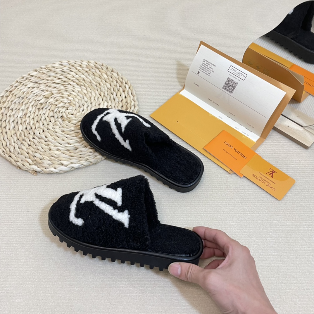 Louis Vuitton closed toe wool slippers 