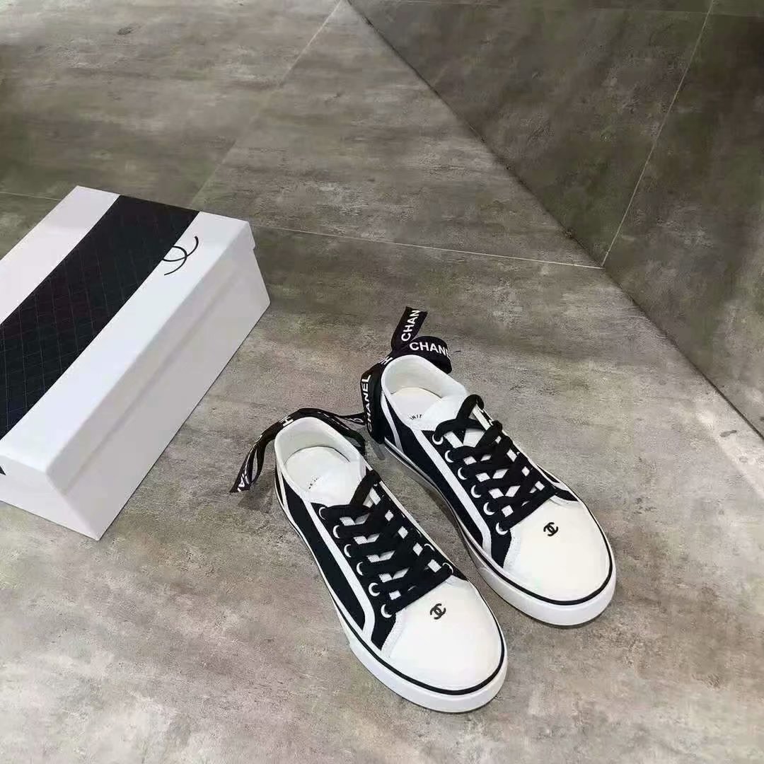 Chanel simple small white shoes
