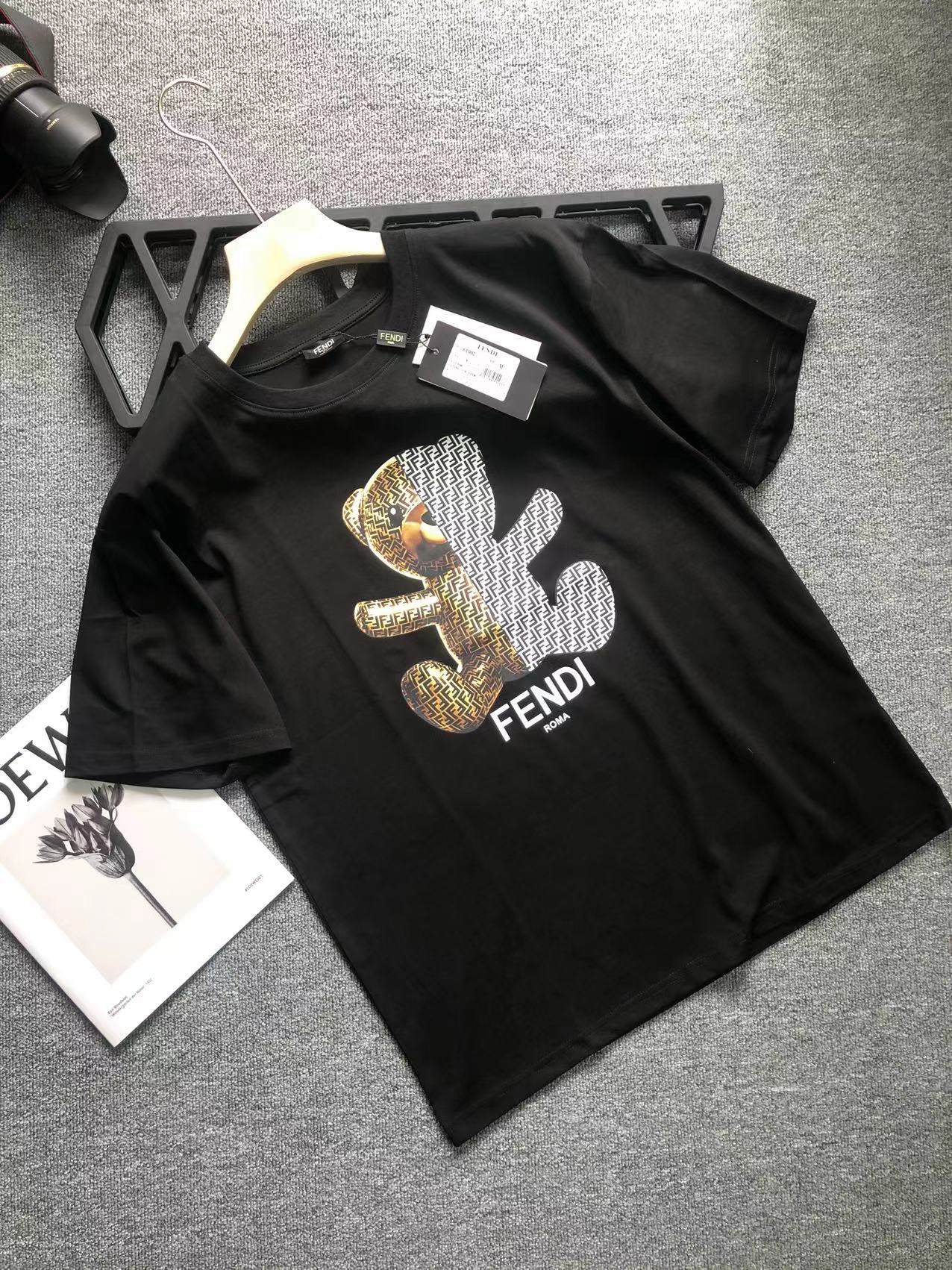 【  High quality  】Fendi classic logo Bear printed short sleeve T-shirt men women unisex