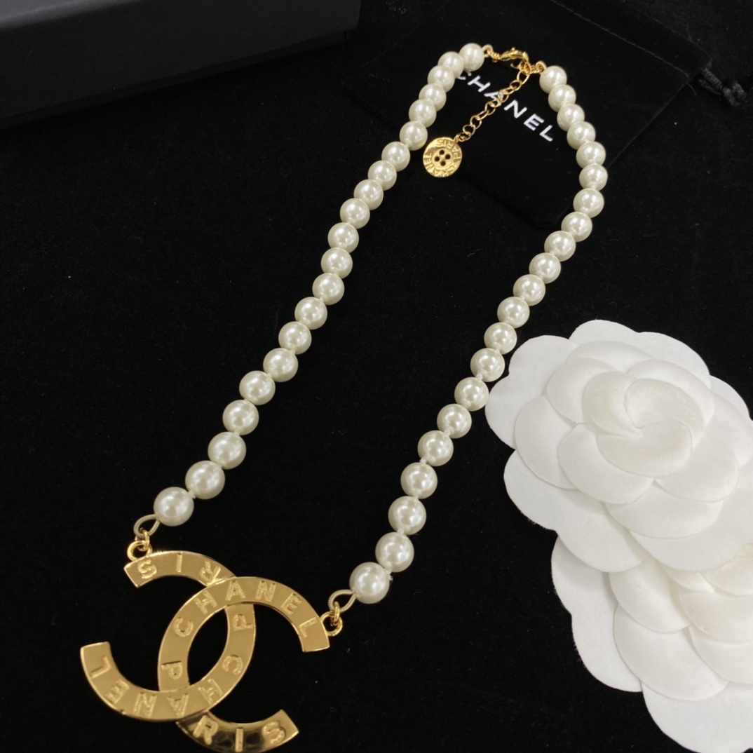 Chanel logo pearl necklace