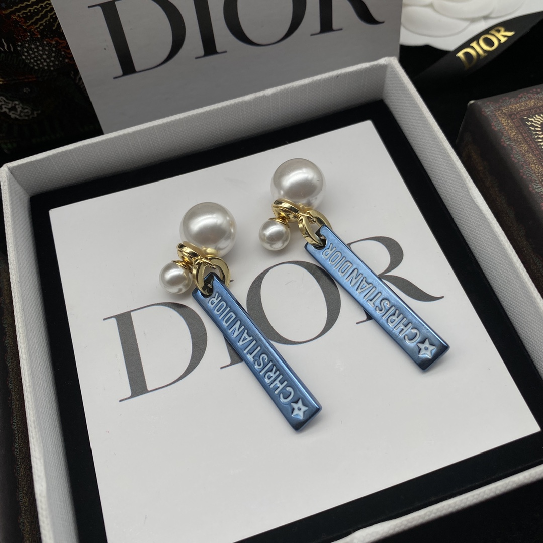 Dior new pearl earrings