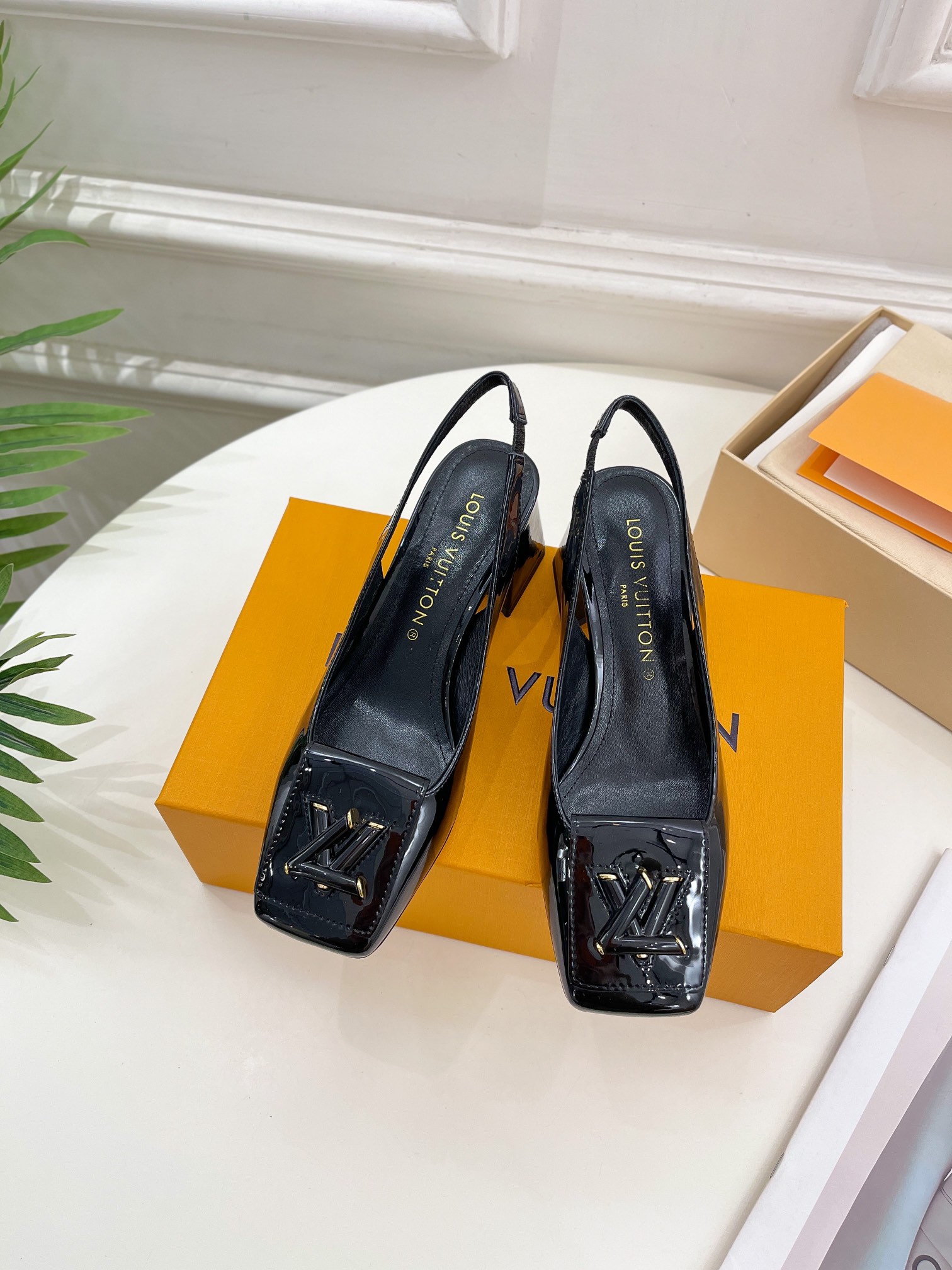 Louis Vuitton 2023 early spring new top version counters focus on the latest square toe sandals