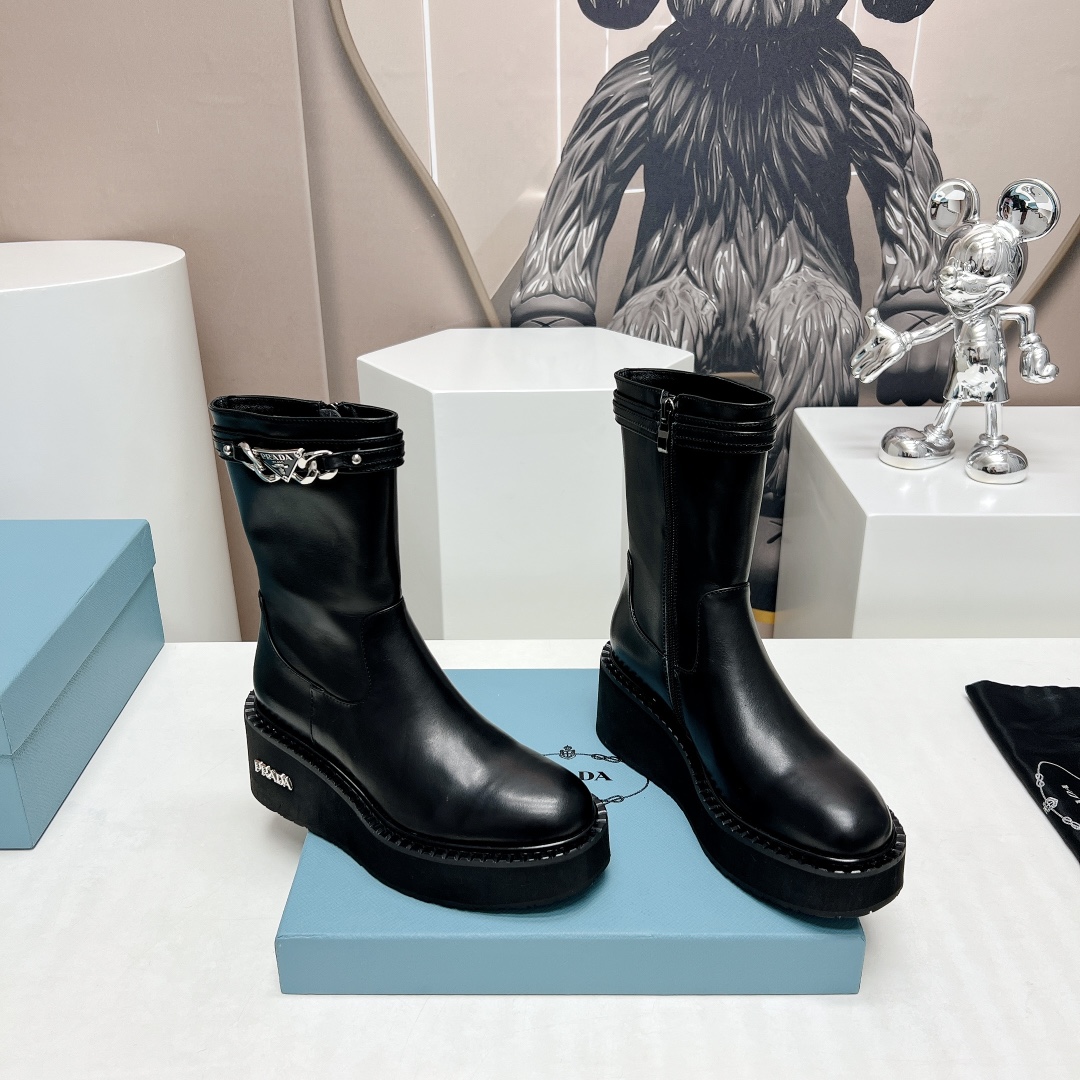 Prada 23vs autumn and winter latest hot style Martin boots series round toe chain buckle thick bottom ankle boots