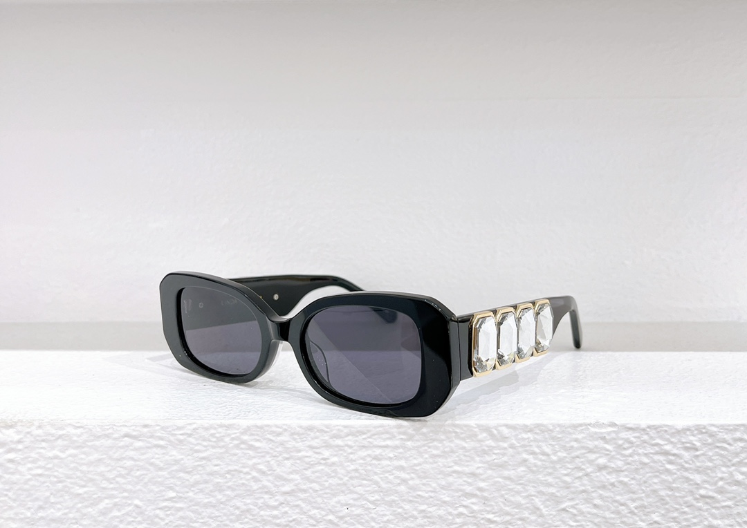 Linda farrow trendy sunglasses with diamonds