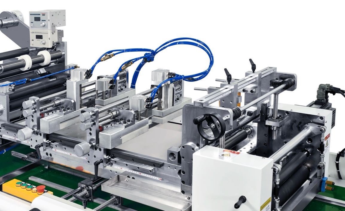 AutomaticCornerCuttingandLinePressingWindowPatchingMachine 