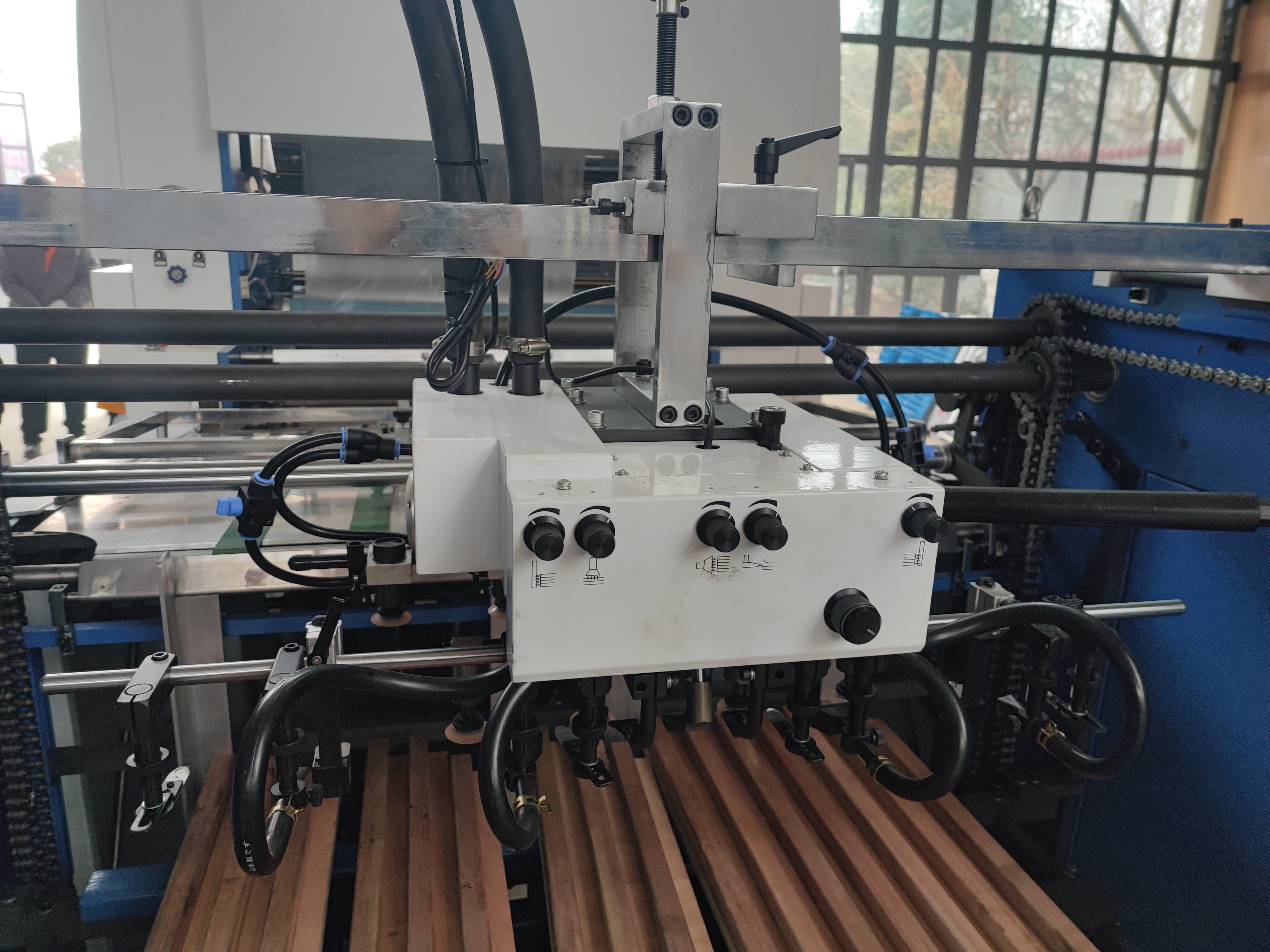 Automatic High Speed Laminating Machine with flying knife