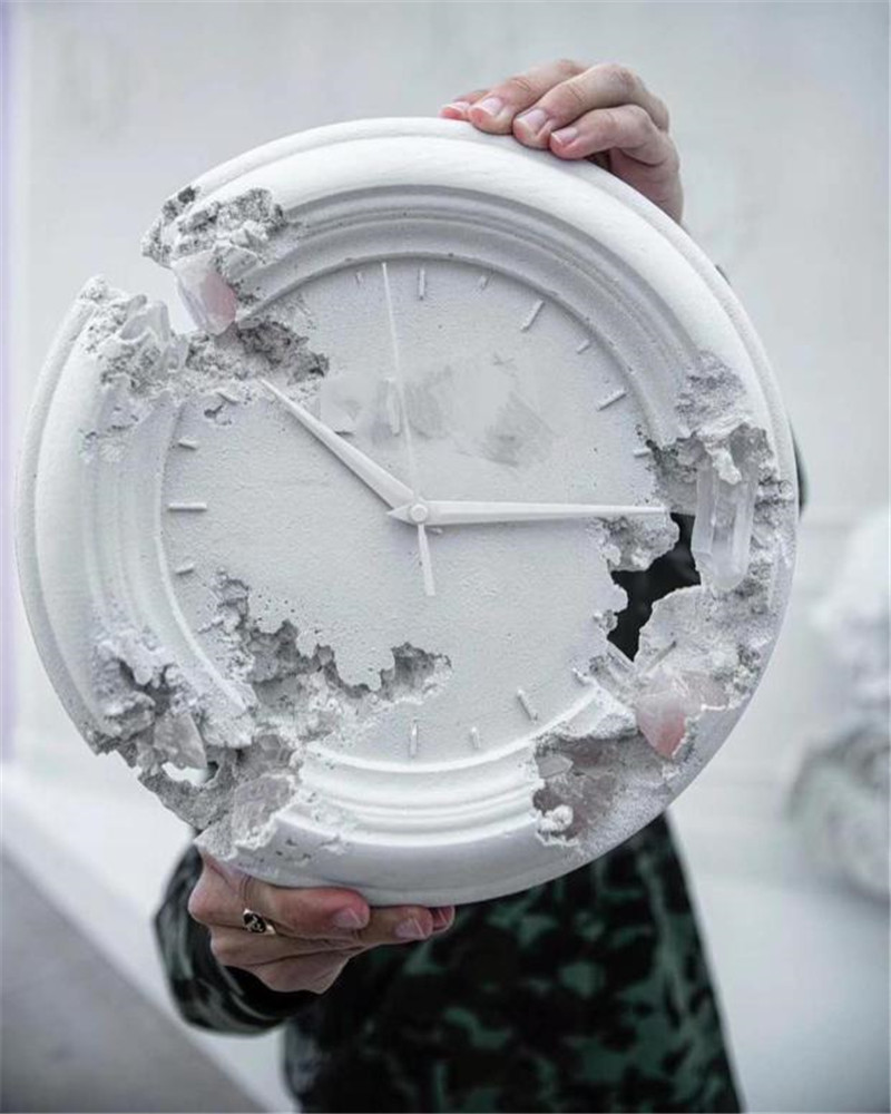 Best-selling 28cm Daniel Arsham clock sculpture and The corrosion of Clocks Tabletop Arts model decorations