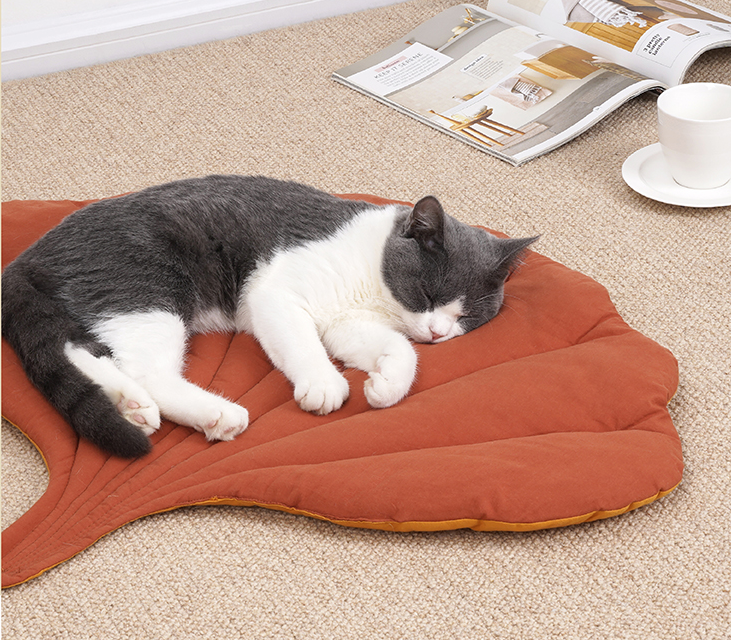 Reversible Cotton Cat Bed Pad with Green Leaf Design