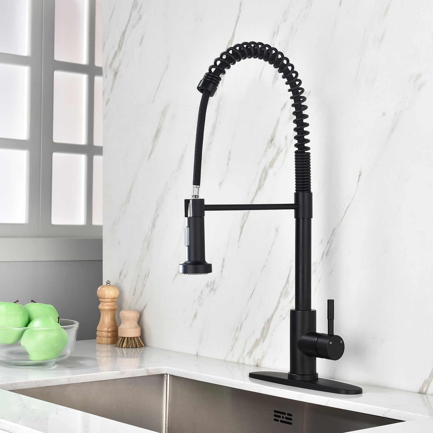 Kitchen Faucet with Pull Out Sprayer in Matte Black-Boyel Living