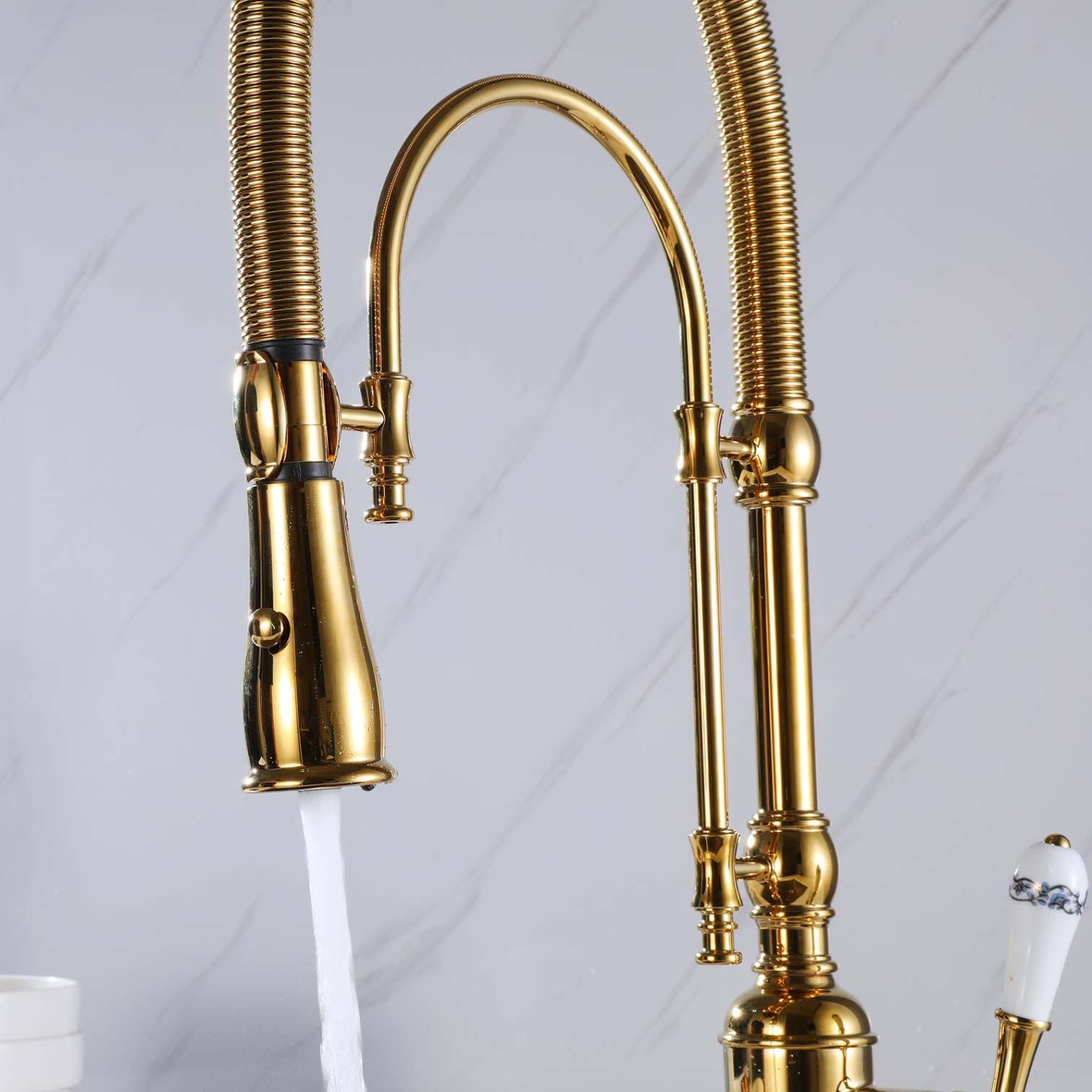 Single-Handle Spring Tube Pull-Down Sprayer Kitchen Faucet Golden