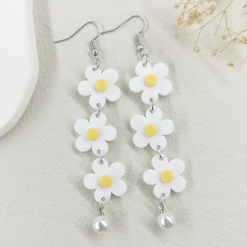 Elegant White Daisy Tassel Acrylic Earrings