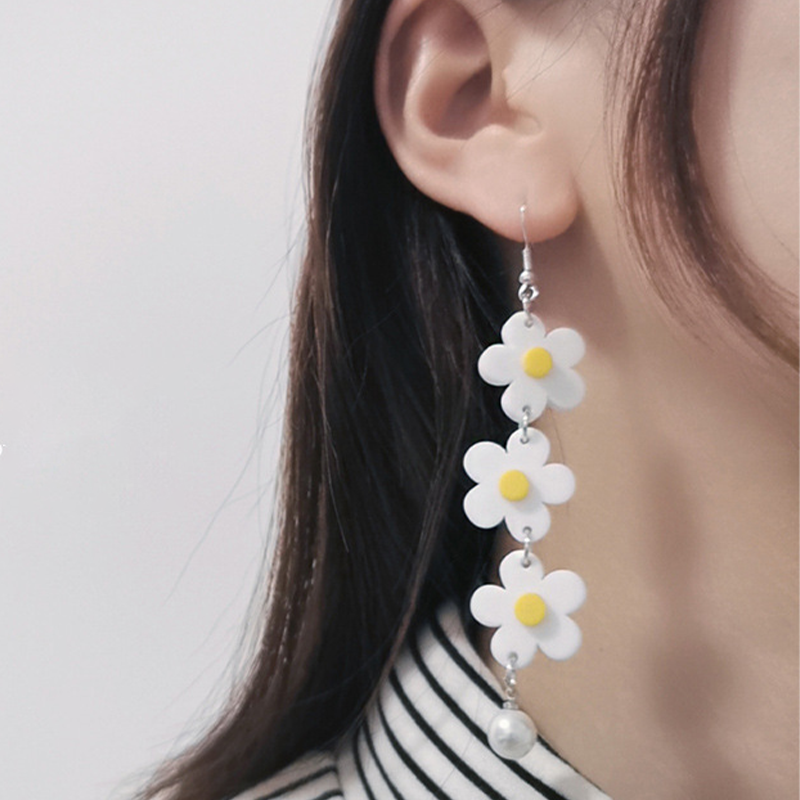 Elegant White Daisy Tassel Acrylic Earrings