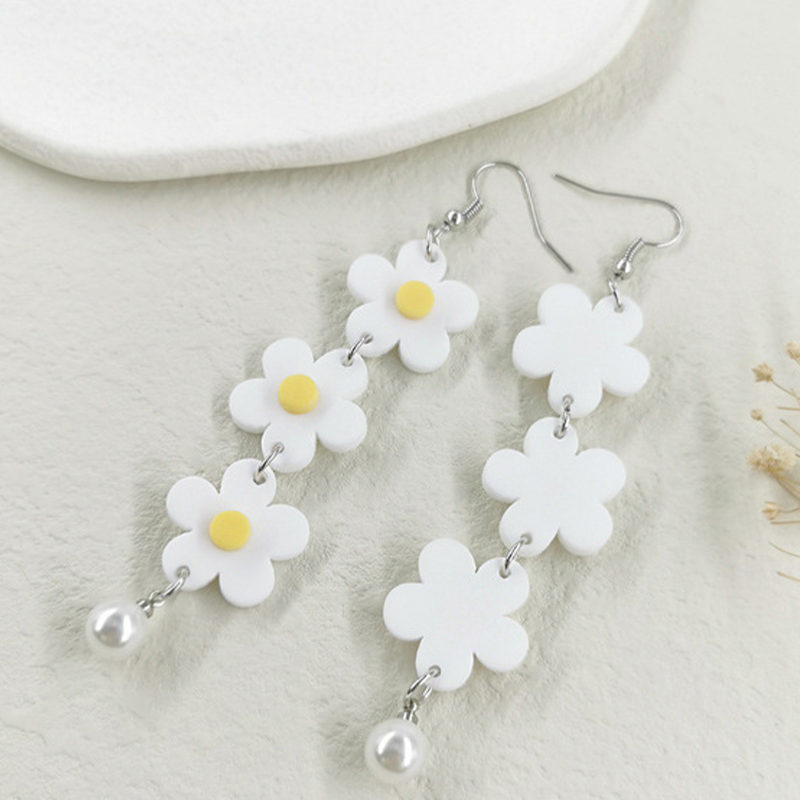 Elegant White Daisy Tassel Acrylic Earrings