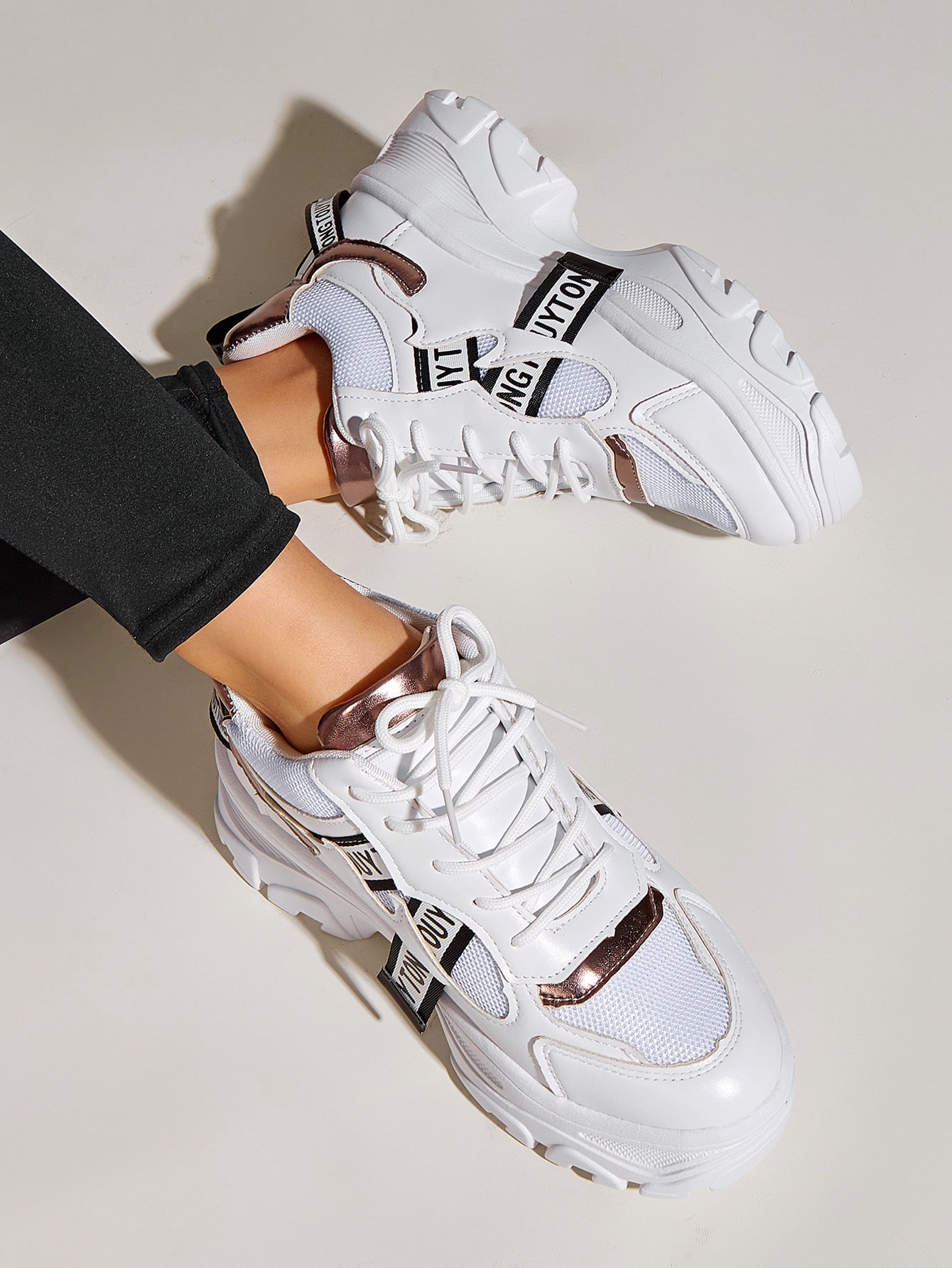 Zapatillas de suela gruesa con cordón delantero - ZARA