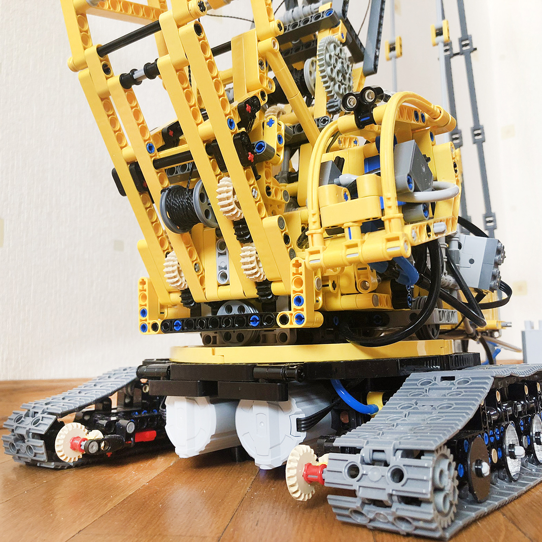 3927Pcs Crane Bricks Building Block Set With 10 Motors
