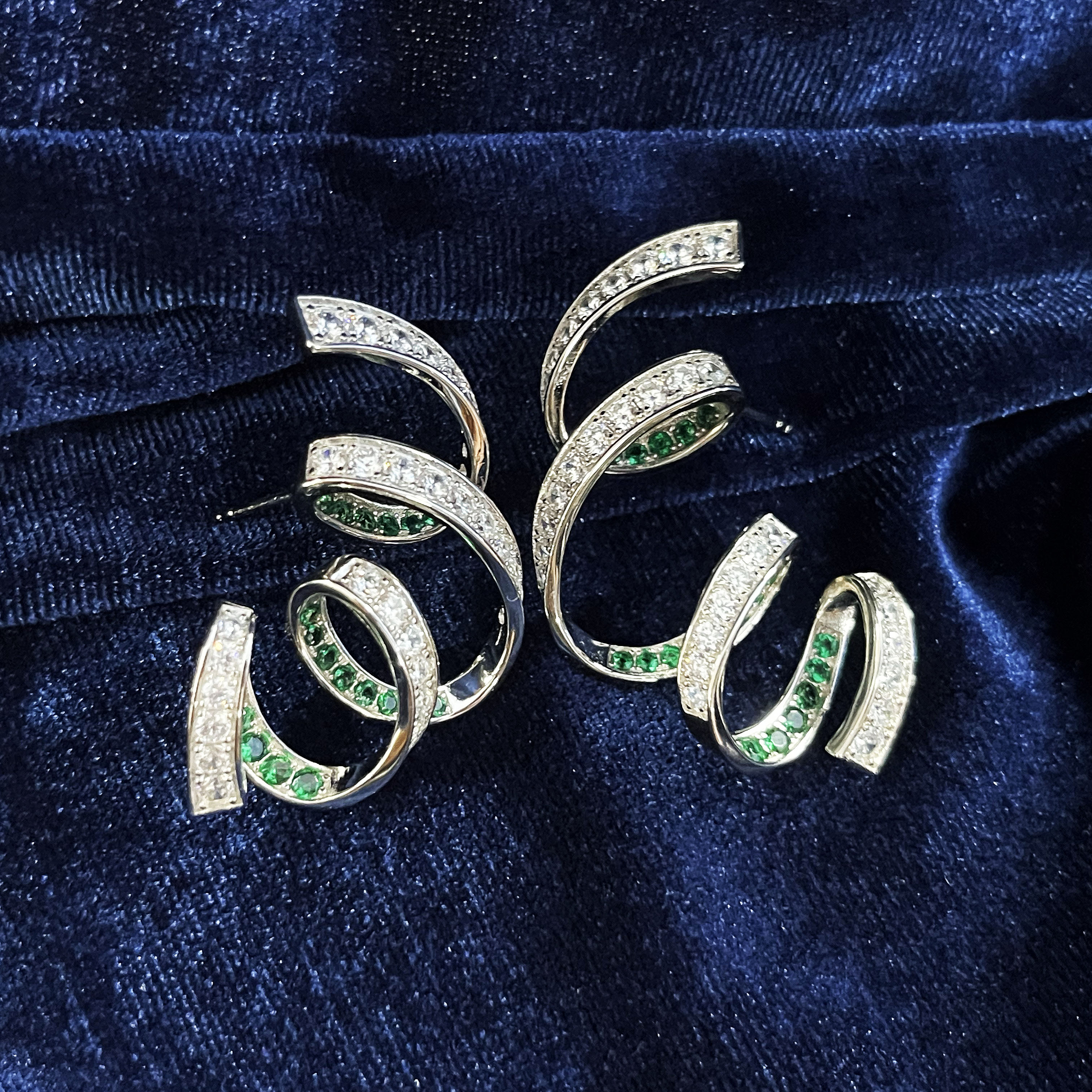 Round Cut White & Emerald Sapphire Swirl Ruban Design Earrings