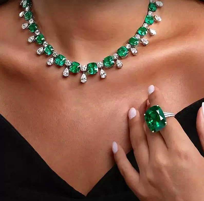 Cushion Cut Emerald Choker Necklace