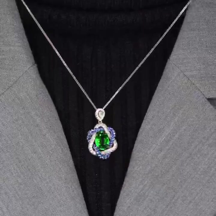 Knot of Love Emerald Necklace Pendant