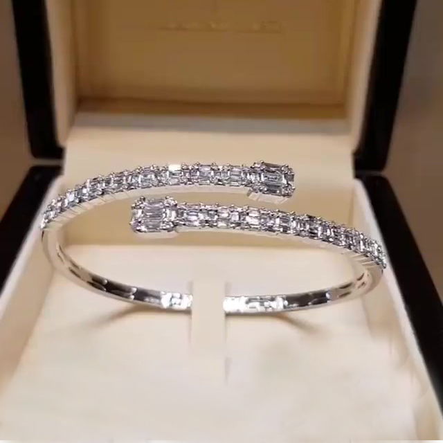 Emerald&Round Cut White Sapphire Open Bracelet