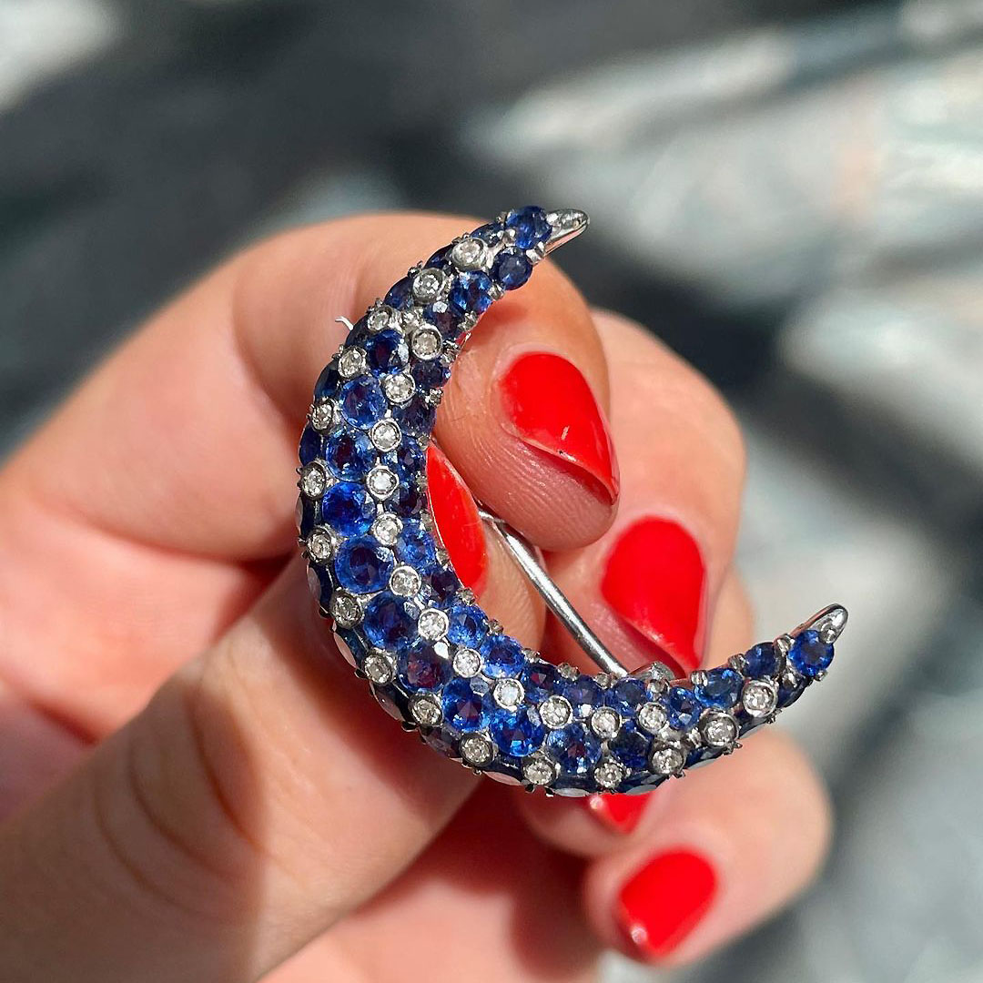 Round Cut Blue Sapphire Brooch