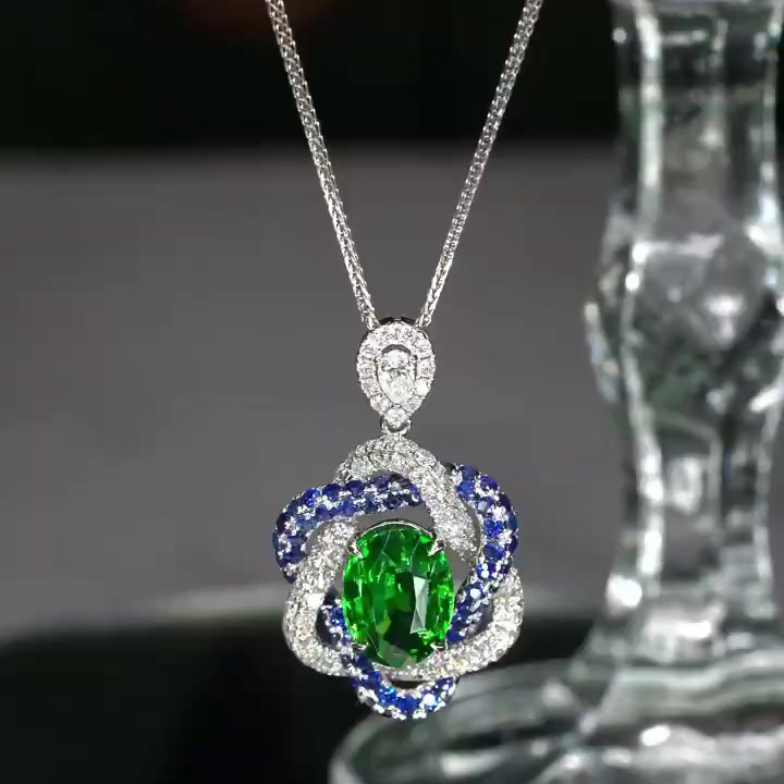 Knot of Love Emerald Necklace Pendant