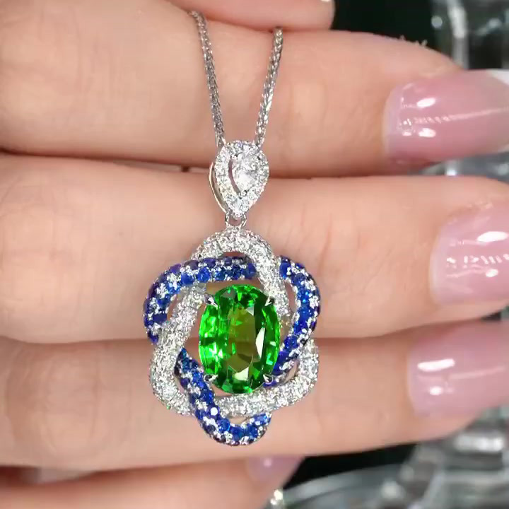 Knot of Love Emerald Necklace Pendant