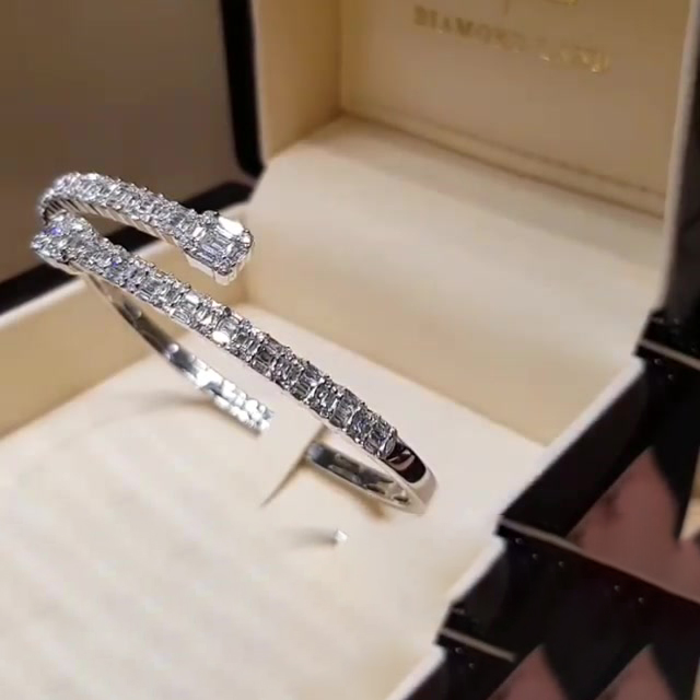 Emerald&Round Cut White Sapphire Open Bracelet