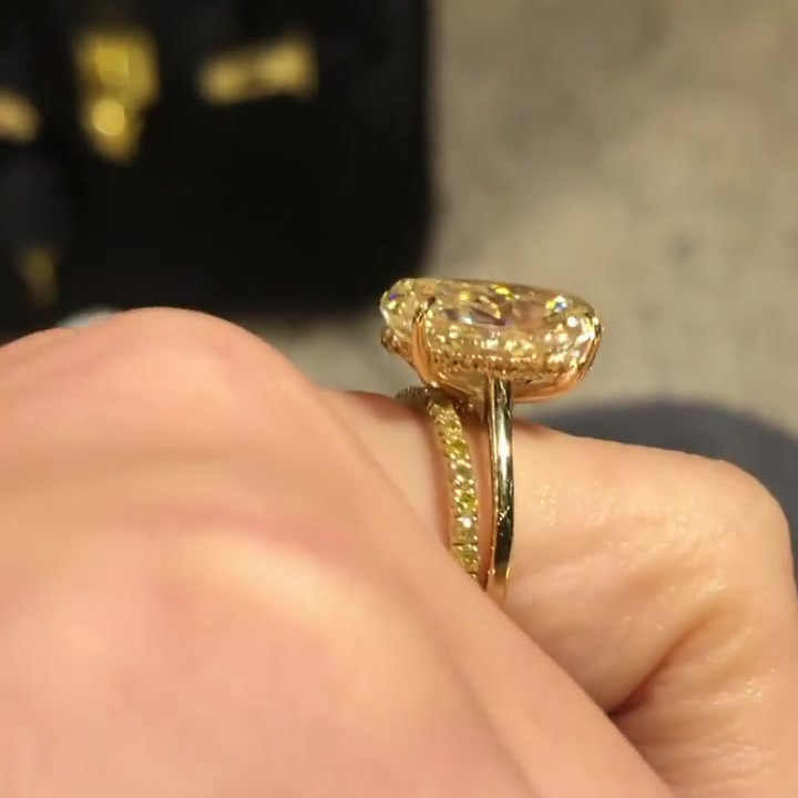 8ct Oval Cut Yellow Gold Sapphire Wedding Ring