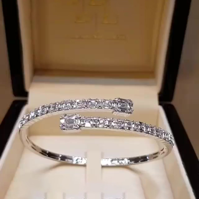 Emerald&Round Cut White Sapphire Open Bracelet