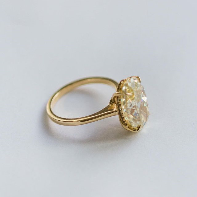 8ct Oval Cut Yellow Gold Sapphire Wedding Ring