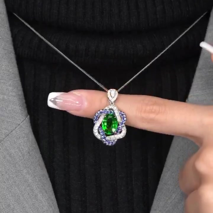 Knot of Love Emerald Necklace Pendant