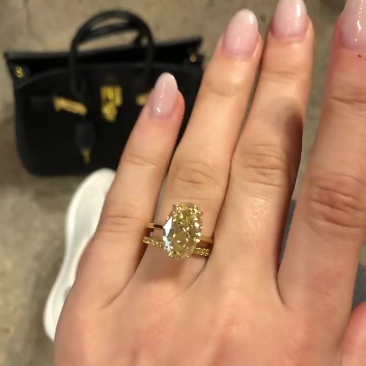 8ct Oval Cut Yellow Gold Sapphire Wedding Ring