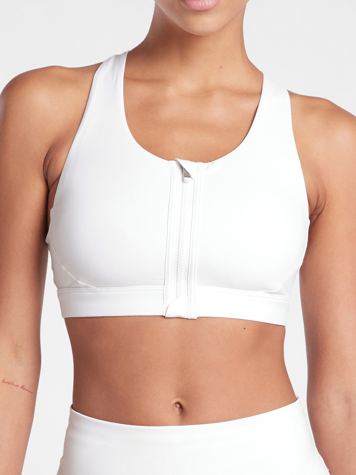 Comfortable sports bra with zipper placket