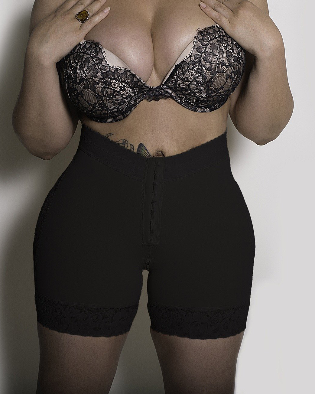 High Waisted Front Closure Shorts Fajas -ChicCurve