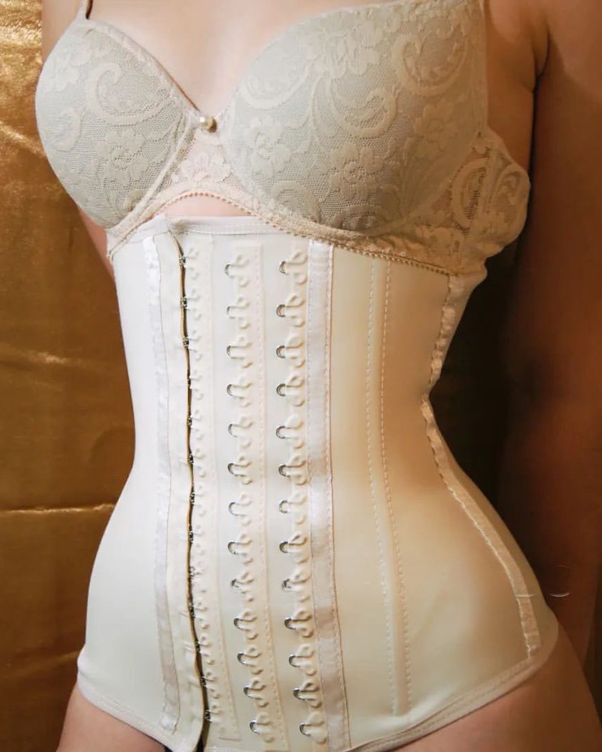 BF Secret Faja 7111 - Short Girdle Bra less with Thin Suspenders,  Waist  training corsets Toronto, Butt Lifters, Thermal Latex Body