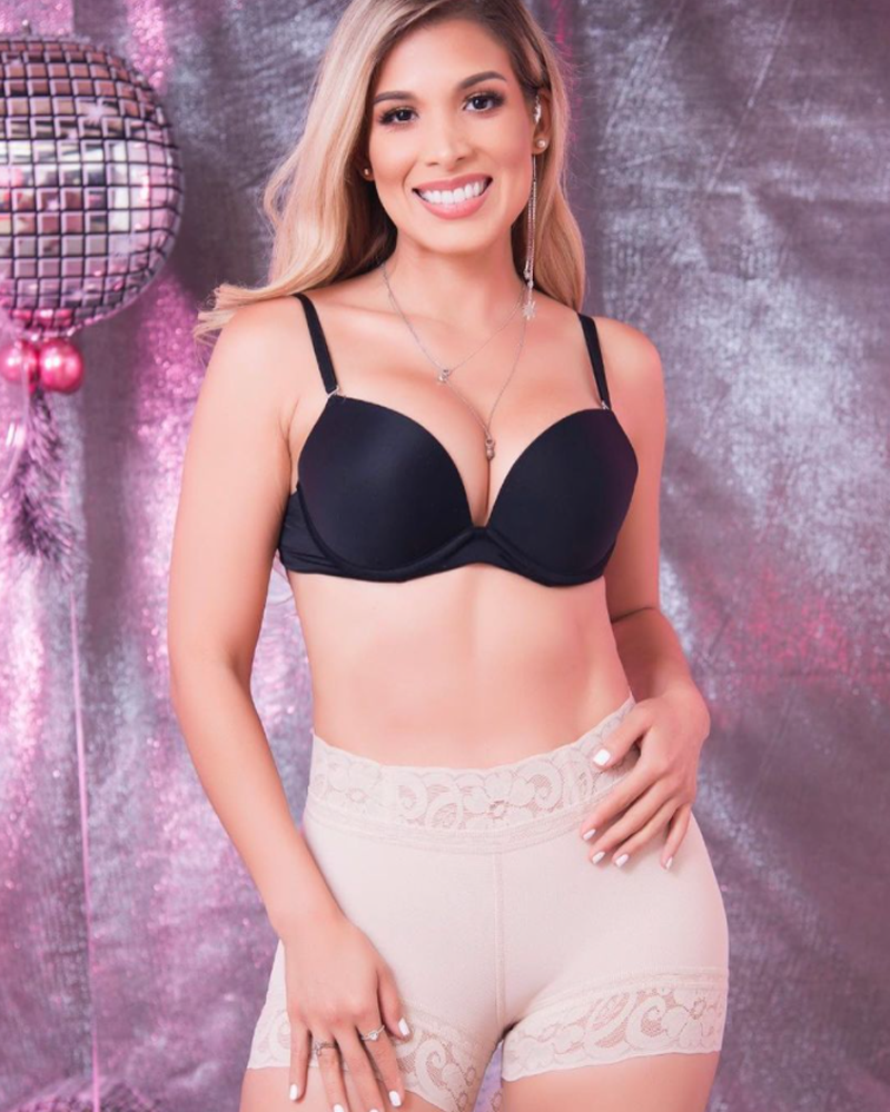 Shorts de plástico con encaje a la cadera