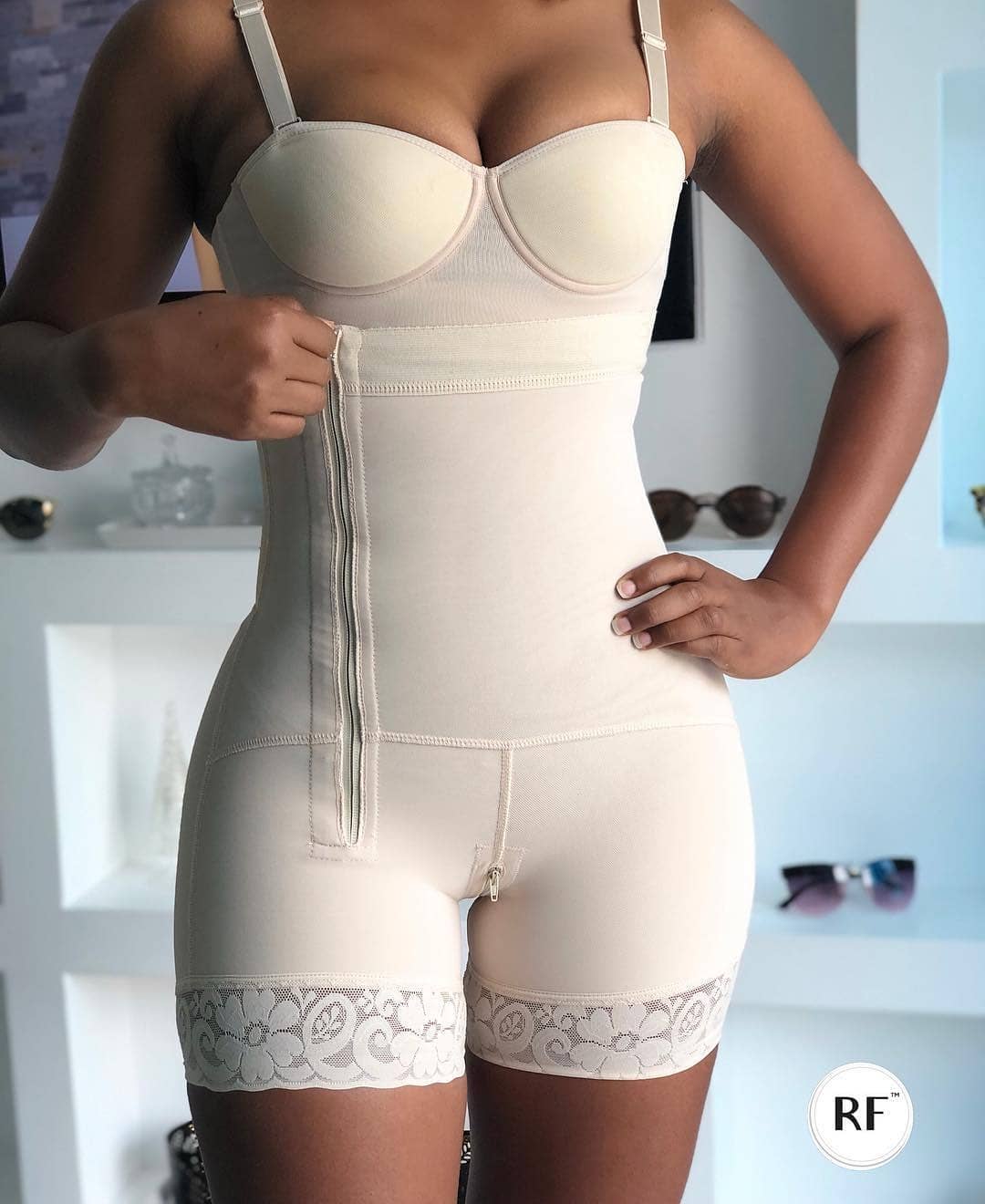 Body sin mangas con pecho abierto