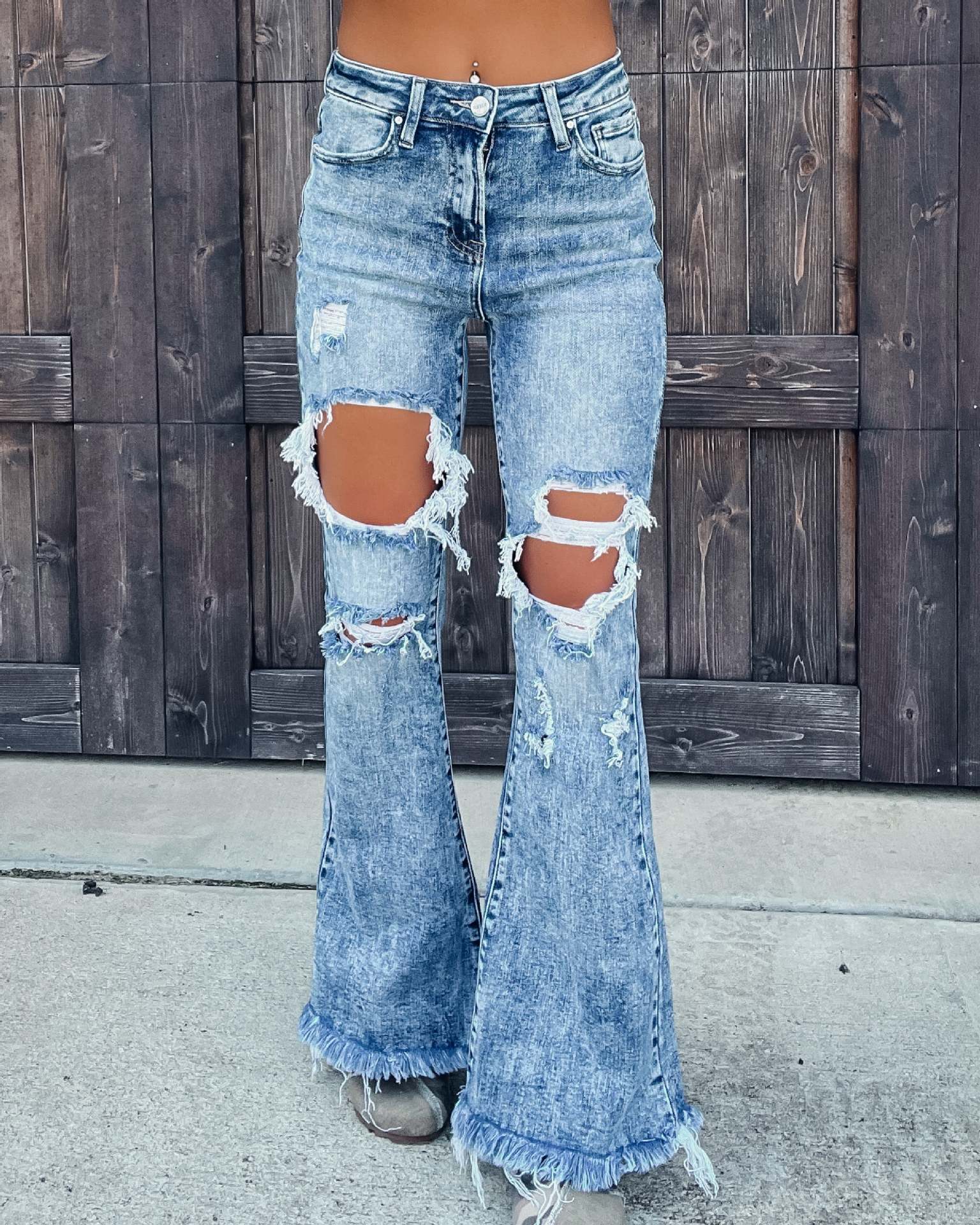 Jeans bootcut con borlas rasgadas