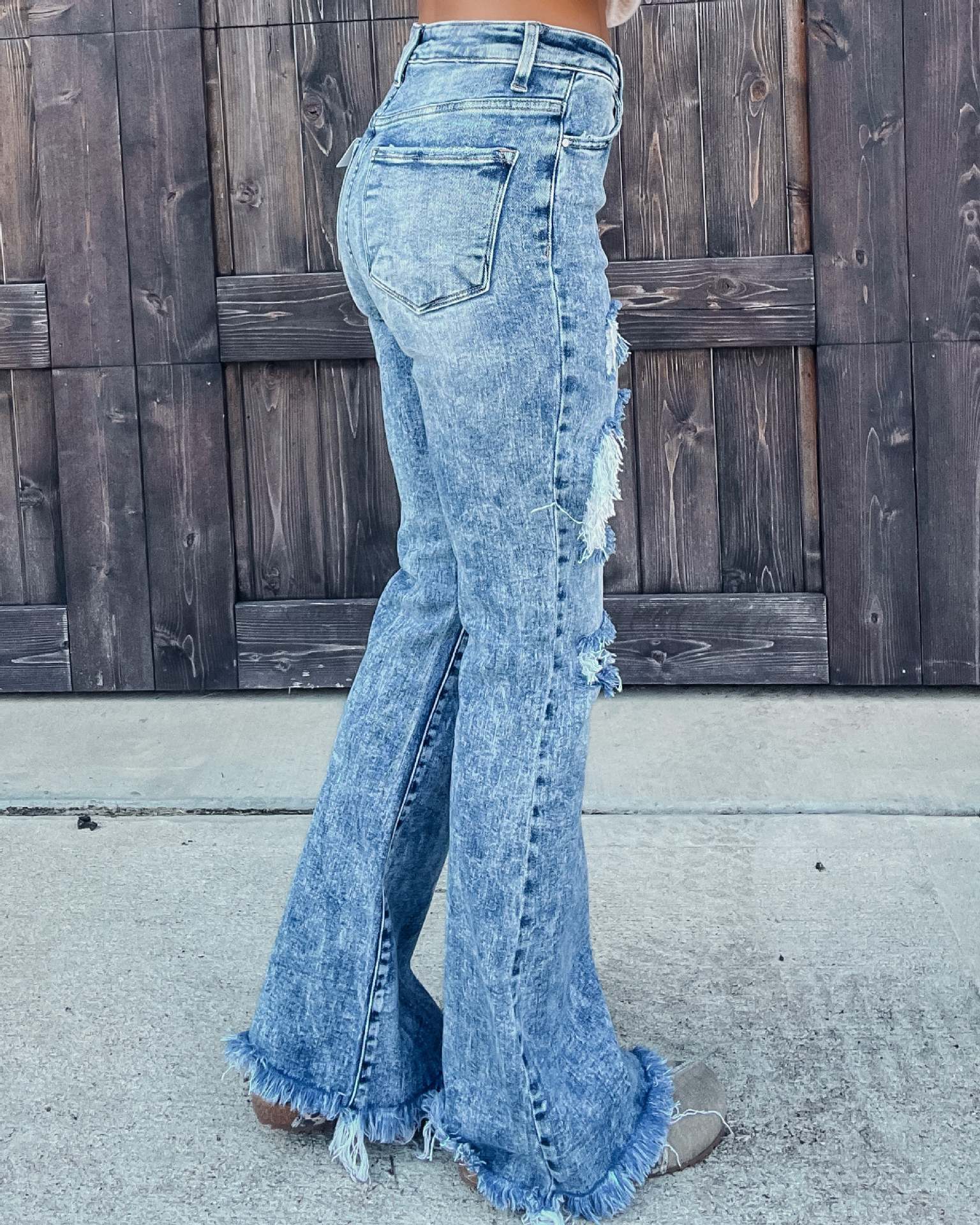 Jeans bootcut con borlas rasgadas
