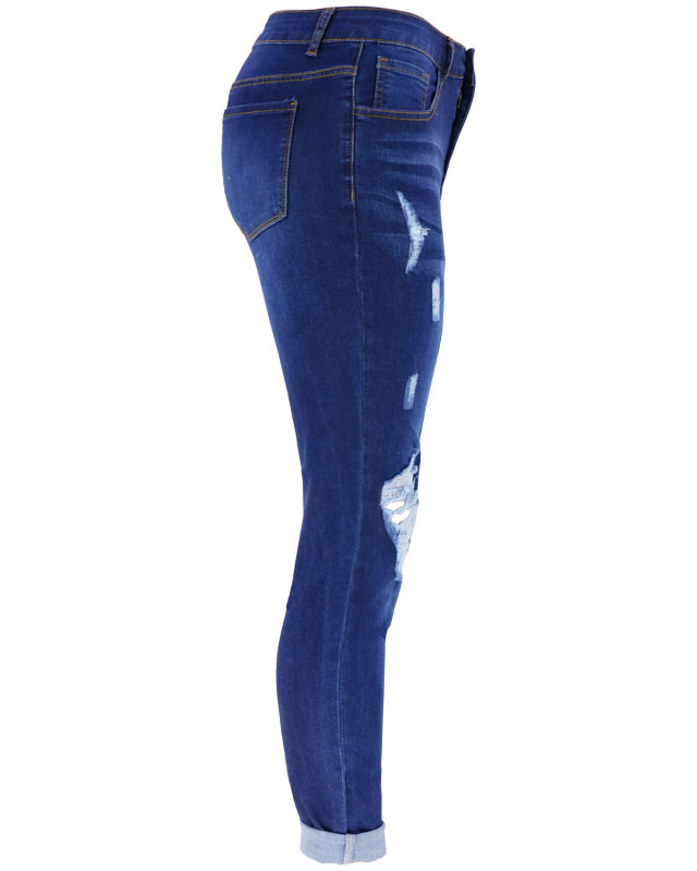 Jeans rasgados ajustados a la cadera